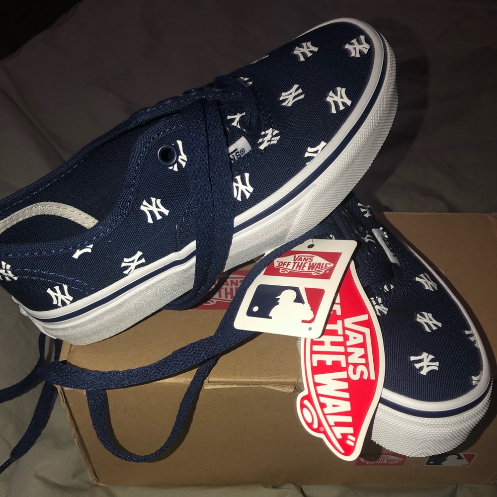 Yankees Vans, new in box, kids size 12